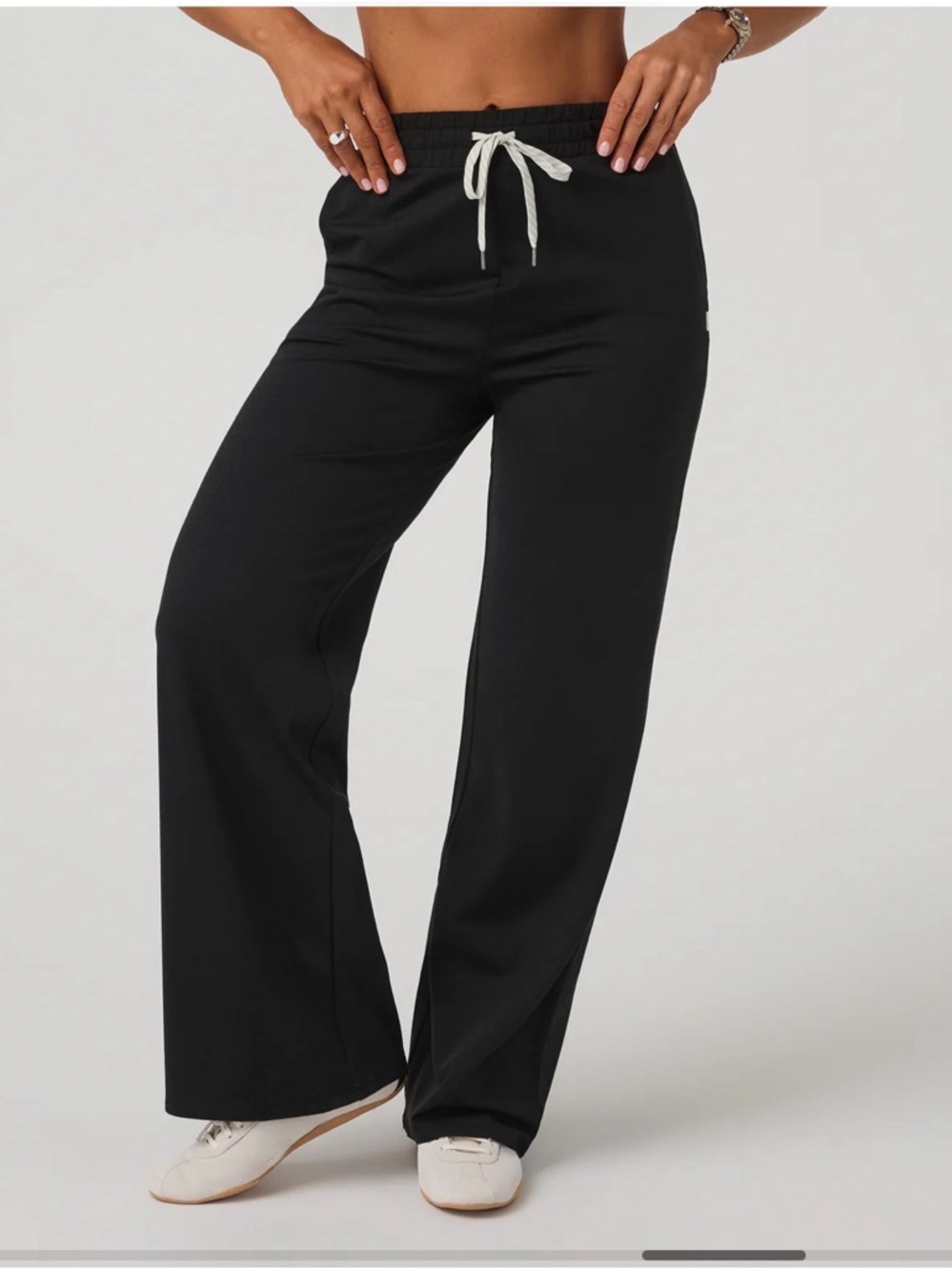 Vuori halo essential wide leg pant 
Black size XS short